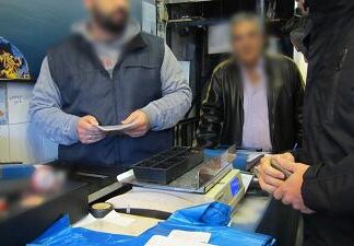 «Σαφάρι» της Αστυνομίας στα μαγαζιά του Πειραιά (Φωτο + Βίντεο)