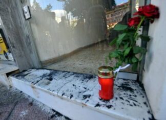 Χρυσαυγίτες κατέβασαν πανό για τον Φύσσα στο Κερατσίνι