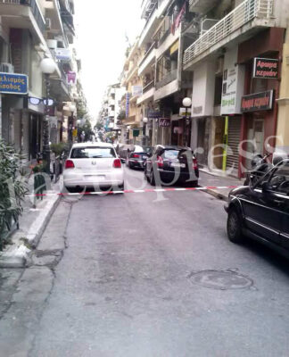 Κλειστός κεντρικός δρόμος του Πειραιά λόγω…πινακίδων! (Φωτο)