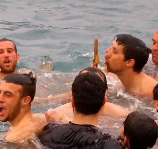 ΘΕΟΦΑΝΕΙΑ ΣΤΗΝ ΑΙΓΙΝΑ: Με λαμπρότητα ο καθαγιασμός των υδάτων στο λιμάνι του νησιού