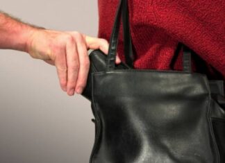 Κλέφτης άρπαξε τσάντα αλλά έμεινε άφωνος όταν βρήκε μέσα ένα…