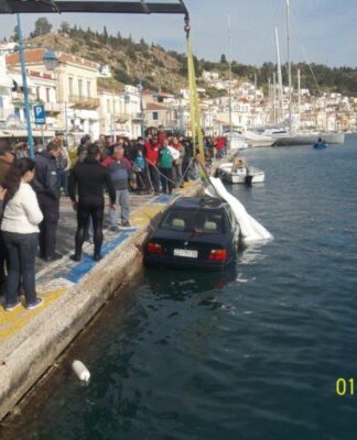 Πόρος: Αυτοκίνητο έπεσε στο λιμάνι! (φωτο)