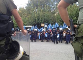 Αναβλήθηκε η δίκη των μελών της Χρυσής Αυγής – Έπεσαν χαστούκια