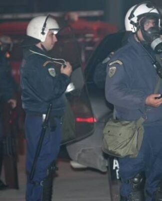 Επεισόδια και δακρυγόνα έξω από το «Γ. Καραϊσκάκης»