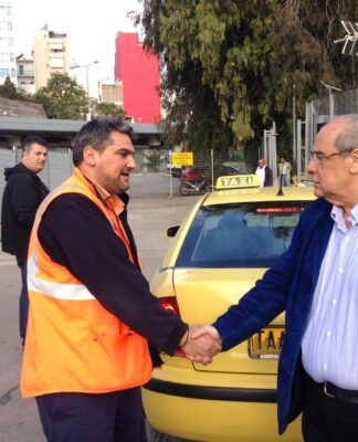 Συνάντηση Βασίλη Μιχαλολιάκου με τους οδηγούς ταξί στο λιμάνι του Πειραιά