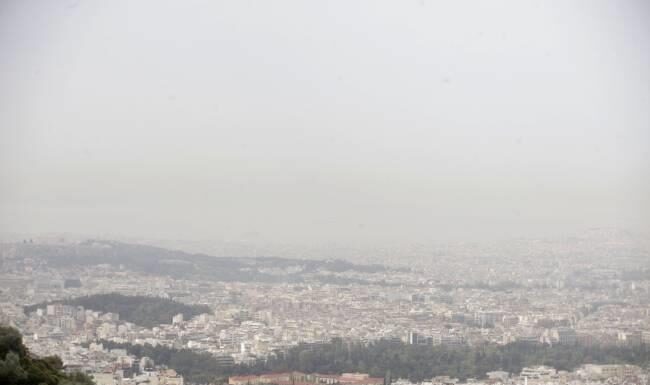Η αφρικανική σκόνη «πνίγει» την Αττική – Δείτε τις φωτογραφίες