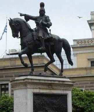 Απίστευτο! Δείτε τι έγραψαν στο άγαλμα του Κολοκοτρώνη (φωτο)