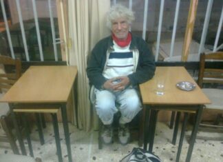 Γνωρίστε τον αγαπημένο ”τρελο” Στέφανο του Πειραιά… από την Παλιά Κοκκινιά!
