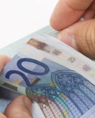 Μειώνουν και καταργούν τα οικογενειακά επιδόματα