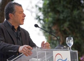 Ευρωεκλογές 2014: Ντου με μηχανές στην ομιλία του Στ.Θεοδωράκη
