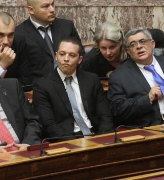 Η στιγμή που ο Μιχαλολιάκος σκύβει και φιλάει το χέρι του Κουκούτση