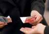 Επίθεση… αγάπης από την κυβέρνηση με μείωση σε τρεις διαφορετικούς φόρους