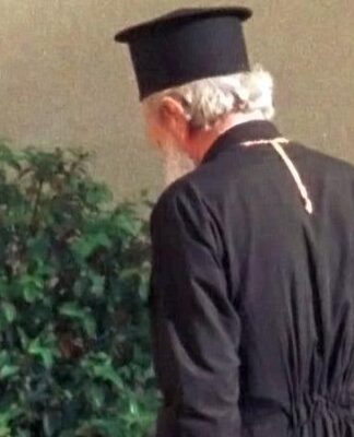 Παπάς απαίτησε από ανάπηρη να φοράει φούστα!