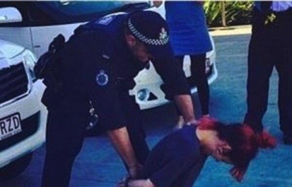 Συνέλαβαν διάσημη τραγουδίστρια και η φωτογραφία προκάλεσε πανικό στα social media!