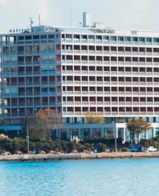 ΤΩΡΑ: Γυναίκα έπεσε στο Θερμαϊκό και αρνείται την βοήθεια από το Λιμενικό