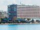 ΤΩΡΑ: Γυναίκα έπεσε στο Θερμαϊκό και αρνείται την βοήθεια από το Λιμενικό
