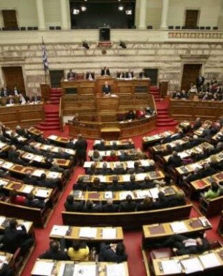 Άγριος καβγάς Μακρή και Πιπιλή στη Βουλή