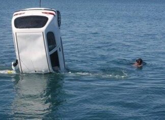 ΣΑΛΑΜΙΝΑ: Αυτοκίνητο με τέσσερις επιβάτες έπεσε στη θάλασσα
