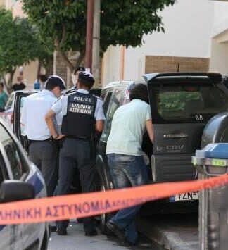 Κοίταξαν μέσα στο αυτοκίνητο και τους ”κόπηκαν” τα γόνατα – Βυθίστηκε στο πένθος μια ολόκληρη γειτονιά