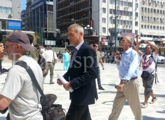 ΟΡΚΩΜΟΣΙΑ ΣΤΟΝ ΠΕΙΡΑΙΑ: Οι πρώτες φωτογραφίες από την άφιξη του Δημάρχου Πειραιά Γιάννη Μώραλη