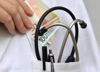 Έδωσε 3 φακελάκια σε 3 γιατρούς για μια εγχείρηση!