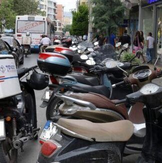 Δεν θα πιστεύετε που πάρκαρε το μηχανάκι του – Δείτε τη φωτογραφία που σαρώνει