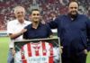 Ο Βαγγέλης Μαρινάκης βράβευσε τον Ερνέστο Βαλβέρδε για την προσφορά του στον Ολυμπιακό!