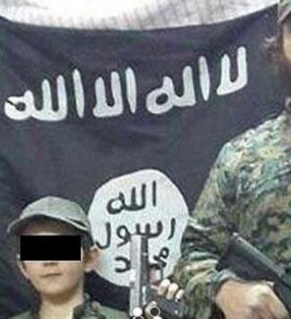 ΕΙΚΟΝΕΣ – ΣΟΚ: 7χρονος κρατάει κεφάλι σύρου στρατιώτη