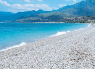 Τον έδειραν για να φύγει από την παραλία