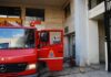 Φορτηγό έπεσε σε φρεάτιο στη Σαλαμίνα – Προσπάθειες για απεγκλωβισμό ατόμου