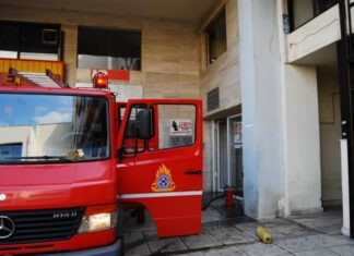 Φορτηγό έπεσε σε φρεάτιο στη Σαλαμίνα – Προσπάθειες για απεγκλωβισμό ατόμου