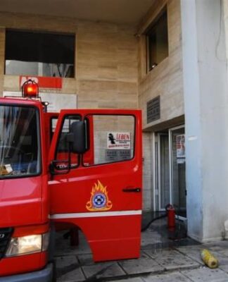 Φορτηγό έπεσε σε φρεάτιο στη Σαλαμίνα – Προσπάθειες για απεγκλωβισμό ατόμου