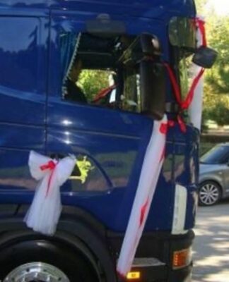 Πήγαν τον γαμπρό στην εκκλησία με 10… νταλίκες (Βίντεο)