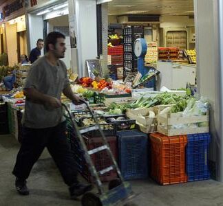 Στη Λαχαναγορά του Ρέντη μεγάλες ποσότητες ροδακίνων