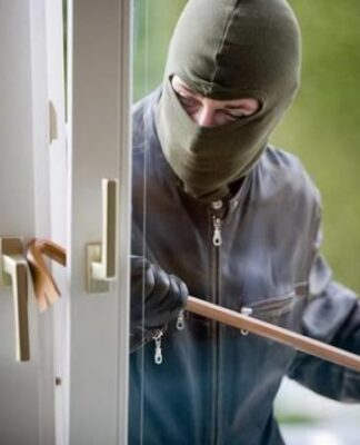 Λήστεψαν 95χρονο την ώρα που κοιμόταν