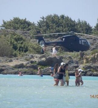 Κρήτη: Έκαναν μπάνιο με ένα ελικόπτερο πάνω από τα κεφάλια τους – Μυστήριο και αναπάντητα ερωτήματα (Φωτό)