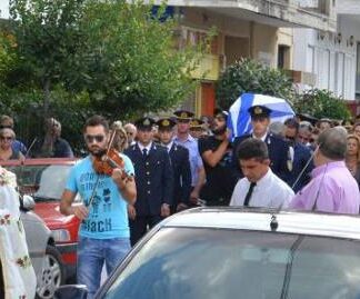 Με βιολιά το «τελευταίο αντίο» στον άτυχο πυροσβέστη που έπεσε στο καθήκον στο Παλαιό Φάληρο (φωτο)
