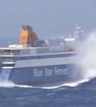 Η μάχη του Blue Star Ithaki με τα κύματα με 8 μποφόρ (Βίντεο)