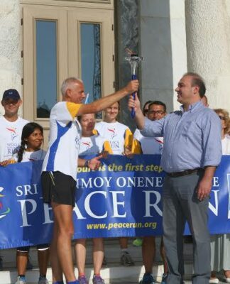 ΔΗΜΟΣ ΠΕΙΡΑΙΑ: Υποδοχή δρομέων του Peace Run International (Φωτο)