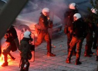 ΚΕΡΑΤΣΙΝΙ: Επεισόδια στην πορεία για τον Παύλο Φύσσα – Τραυματίστηκε μια γυναίκα