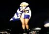 Με ελληνική σημαία βγήκε στη σκηνή η Lady Gaga! (φωτο)