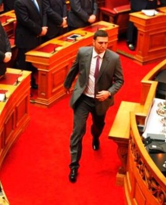 Πρώτες βοήθειες από Κικίλια και Καλαντζή σε υπάλληλο που λιποθύμησε