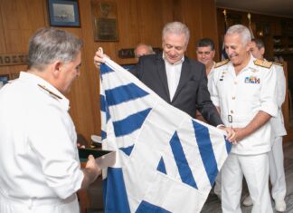 Τα συμβολικά δώρα του ναυάρχου εξέπληξαν τον Αβραμόπουλο