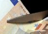 “Μαχαίρι” στους μισθούς 600.000 δημοσίων υπαλλήλων