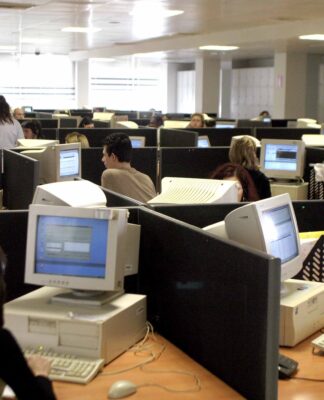 Πότε και ποιοι δημόσιοι υπάλληλοι θα πάρουν πίσω τον 13ο μισθό