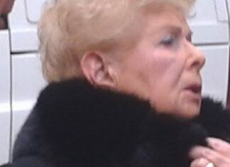 Συντετριμμένη η Βέφα Αλεξιάδου στην κηδεία της κόρης της (Φωτο)