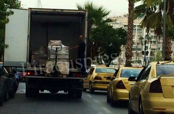 Η πιτσαρία L’ Artigiano προκάλεσε κυκλοφοριακό χάος στον Πειραιά! (φωτο)