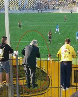 Θεσσαλονίκη: Η φωτογραφία της ημέρας – Οπαδός με κοστούμι ανεβασμένος στα κάγκελα