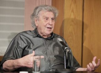 Στο νοσοκομείο εσπευσμένα ο Μίκης Θεοδωράκης