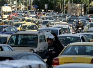 ΤΩΡΑ: Αυξημένη κίνηση στο κέντρο του Πειραιά (Φωτο)